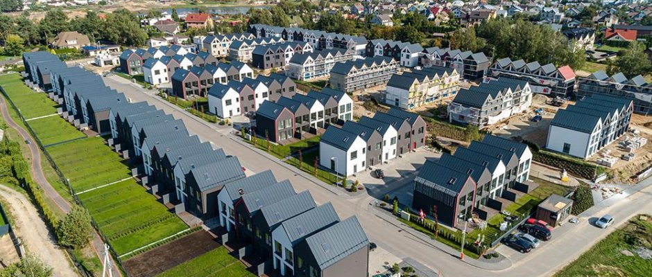 Посёлок домов с кровлей из профилированного листа