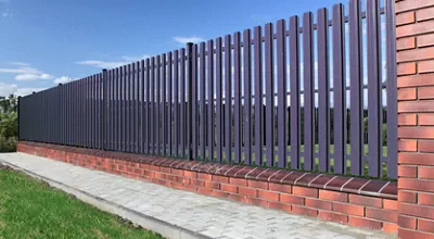 Забор из металлоштакетника